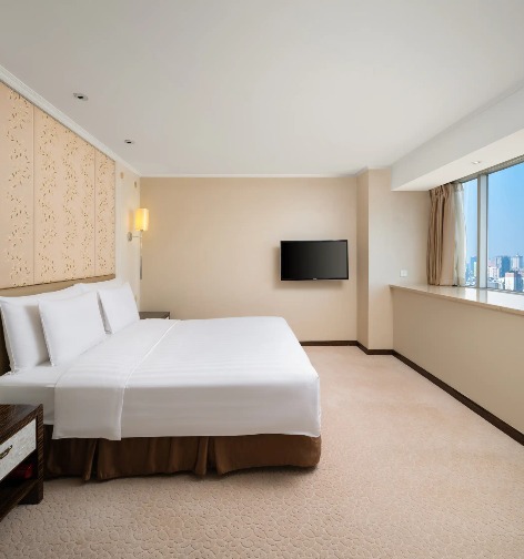 Bed facing the window in Dorsett Suite at Dorsett Chengdu.