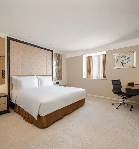 The luxury one-bedroom Executive Deluxe Suite in this Sichuan hotel Chengdu comes with separate living room