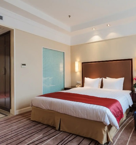 Sofa by king bed in Lushan Resort Superior Room.